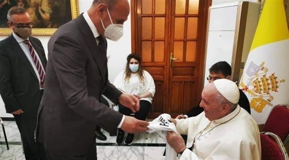 خلال تسلم البابا قميص المنتخب العراقي (تويتر)