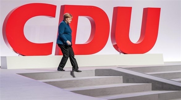 المستشارة الألمانية أنجيلا ميركل أمام شعار حزبها (أرشيف)