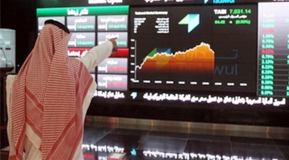 سعودي يشير إلى شاشة في سوق أسهم (أرشيف)