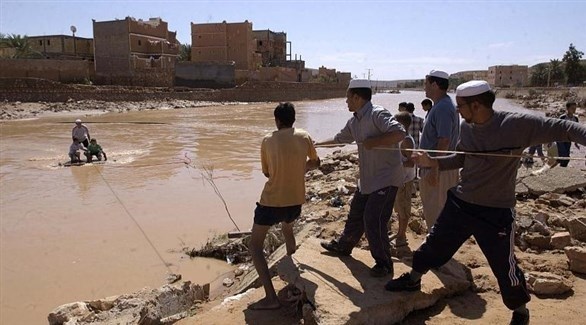 مواطنون يحاولون إنقاذ عالقين جراء السيول في الجزائر (أسوشيتد برس)