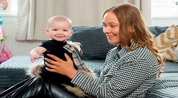 كايلي دونيلي مع طفلتها فالنتينا (ميرور)