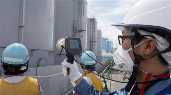 خبراء يابانيون يرصدون الإشعاع النووي في أحد مفاعلات تيبكو (أرشيف) 