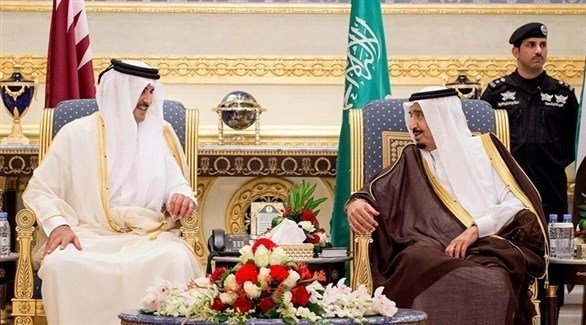 العاهل السعودي الملك سلمان بن عبد العزيز وأمير قطر الشيخ تميم بن حمد في لقاء سابق (أرشيف)