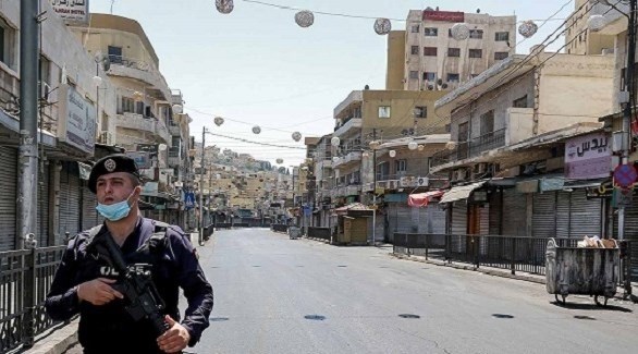 رجل أمن في العاصمة الأردنية عمان أثناء حظر التجوال (أرشيف)