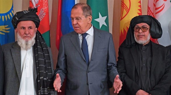 وزير الخارجية الروسي سيرغي لافروف بين مندوبين أفغانيين في مفاوضات سلام سابقة (أرشيف)