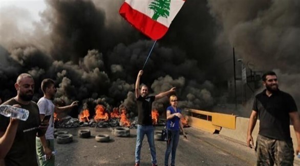 لبنانيون يتظاهرون في بيروت (أرشيف)
