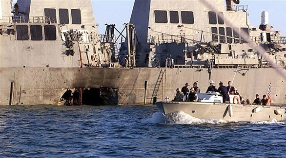 المدمرة الأمريكية كول في ميناء عدن اليمني بعد تفجيرها (أرشيف)