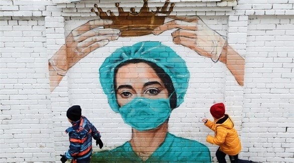 جدارية تكريمة للأطباء والممرضين في موسكو (رويترز)