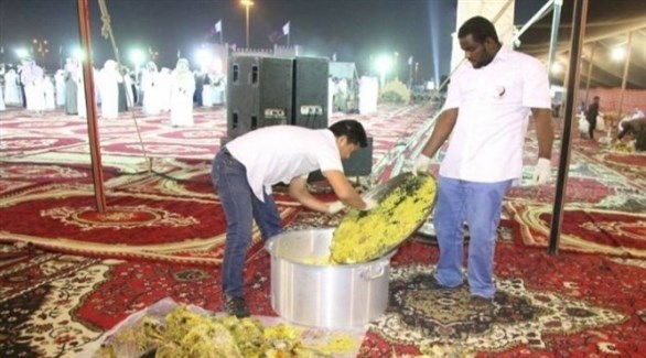 سعوديون يتخلصون من فائض الطعام (أرشيف)