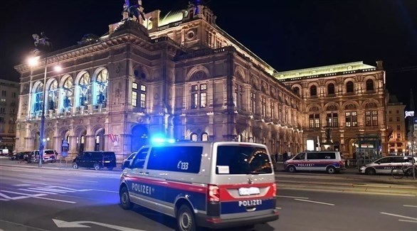 سيارات شرطة أمام دار الأوبرا حيث وقع الهجوم في فيينا (أرشيف)