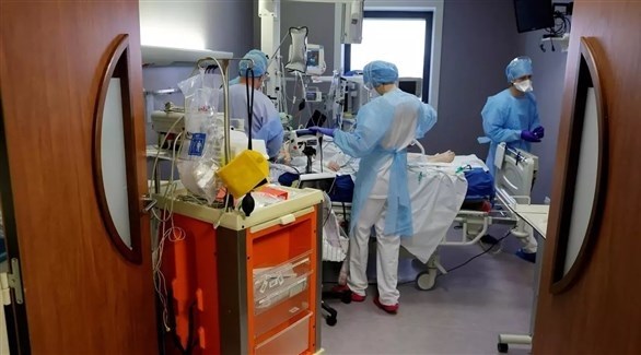 عاملون بالقطاع الصحي في وحدة العناية المركزة بمستشفى فرنسي (أرشيف)