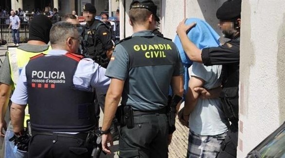 عناصر من الشرطة الأسبانية خلال مداهمة أمنية (أرشيف)