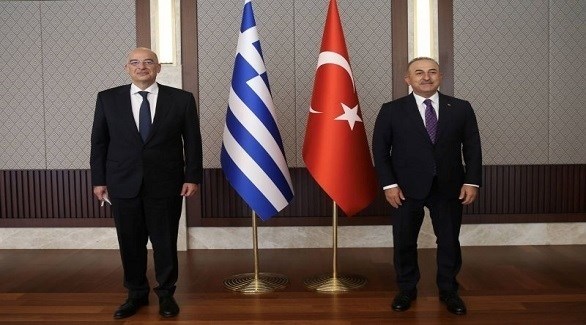 وزيرا الخارجية التركي مولود تشاوش أوغلو ونظيره اليوناني نيكوس ديندياس (رويترز)