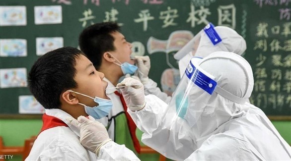 طلاب صينيون في مدرسة يخضعون لفحص الكشف عن كورونا (أرشيف)