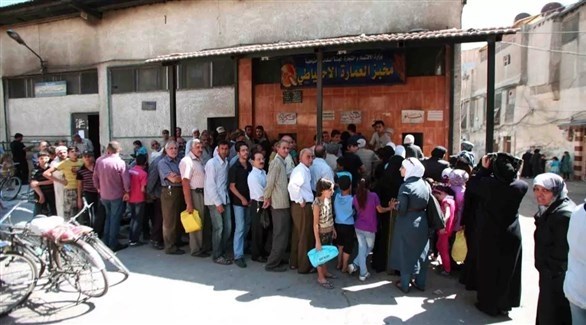 سوريون في دمشق أمام مخبزة (د ب أ)