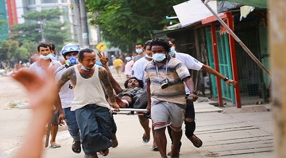 محتجون في ميانمار يجلون مصاباً في المواجهات مع الجيش (أرشيف)