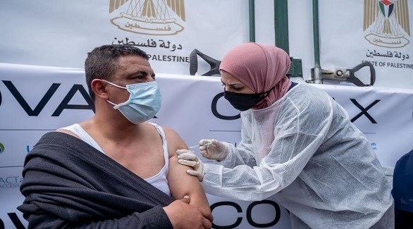 ممرضة تطعم فلسطينياً ضد كورونا في رام الله (أرشيف)