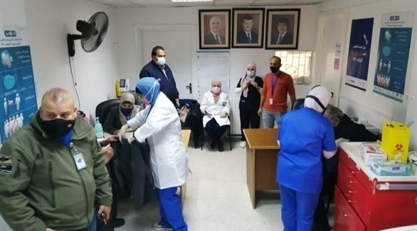أردنيون في مركز للتطعيم ضد كورونا بمستشفى حكومي (أرشيف)
