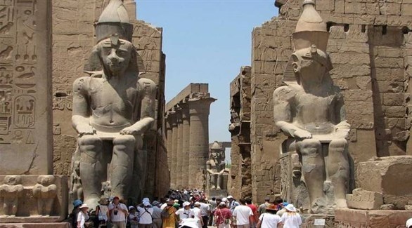 مجموعات سياحية في معبد الكرنك بالأقصر المصرية (أرشيف)