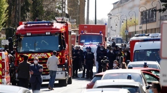 عناصر من الشرطة  في محيط موقع حادث مقتل الشرطية الفرنسية (أرشيف)