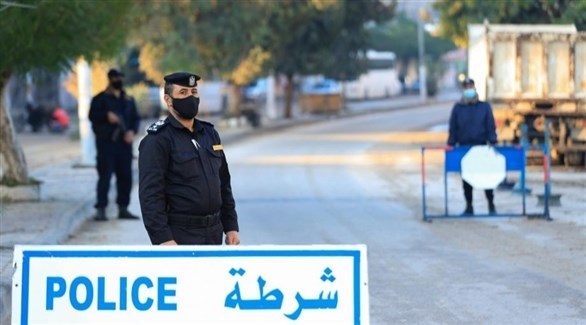 عناصر من الشرطة الفلسطينية خلال تطبيق إجراءات الإغلاق (أرشيف)