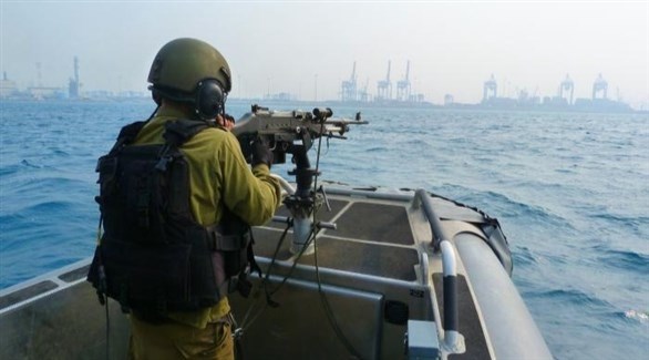 جندي في البحرية الإسرائيلية يطلق النار على مراكب صيادين (أرشيف)