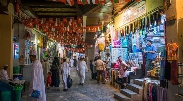 متسوقون في سوق شعبية عمانية (أرشيف)