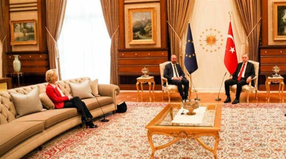 الرئيس التركي رجب طيب أردوغان ورئيسة المفوضية الأوروبية أورسولا فون ديرلاين ورئيس المجلس الأوروبي شارل ميشال (أرشيف)
