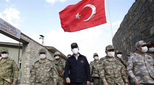 وزير الدفاع التركي خلوصي أكار مع ضباط أتراك في شمال العراق (أرشيف)
