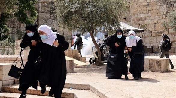 الشرطة الإسرائيلية تطلق الأعيرة النارية صوب سيدات فلسطينيات في ساحة الأقصى (تويتر)