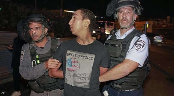 شرطيان إسرائيليان يعتقلان فلسطينياً في القدس (أرشيف)