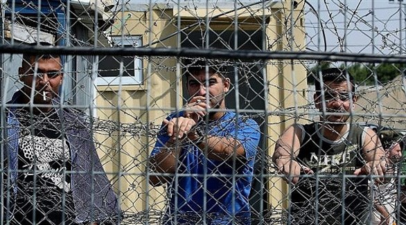 فلسطينيون في ساحة معتقل إسرائيلي (أرشيف)