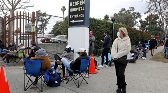 أمريكيون في لوس أنجليس أمام مستشفى للحصول على لقاح مضاد لكورونا (أرشيف)