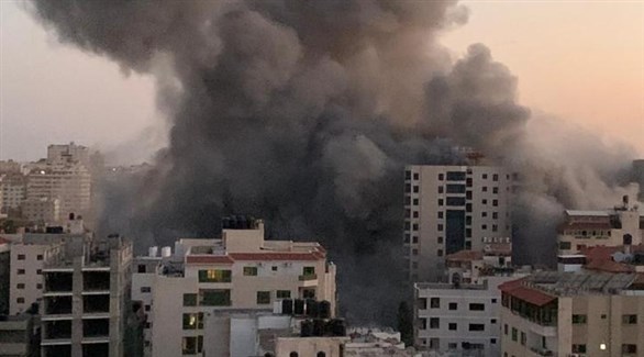 غارات إسرائيلية تدمر برجاً سكنياً ضخماً في غزة (تويتر)