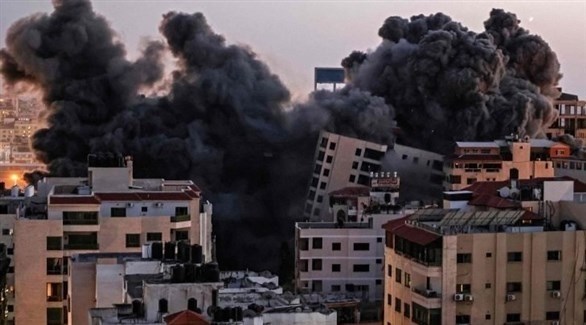 تدمير برج سكني في قصف إسرائيلي على غزة (تويتر)