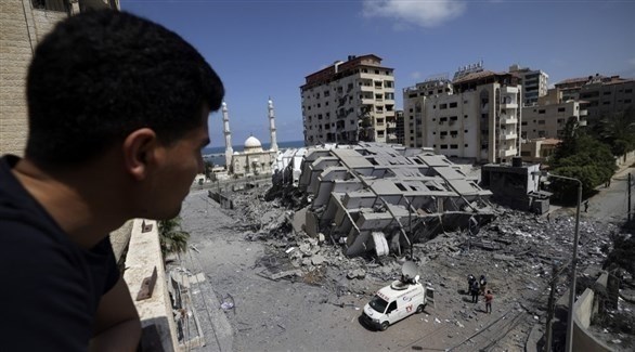 فتى فلسطيني ينظر إلى مبنى مدمر في غزة.(أف ب)