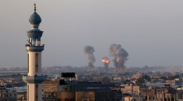 تصاعد اللهب والدخان في غزة بعد غارة إسرائيلية (تايمز أوف إسرائيل)