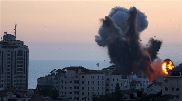 لحظة سقوط صاروخ إسرائيلي في غزة (رويترز)