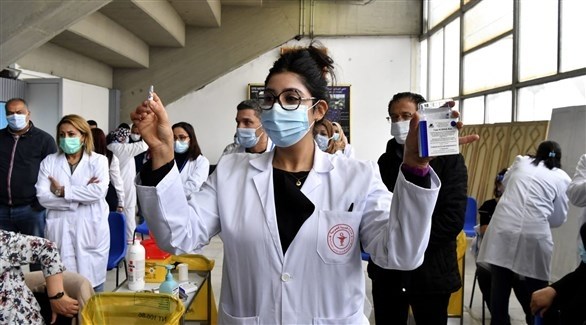 طبيبة تونسية خلال شرح عن مطعوم مضاد لكورونا (أرشيف)