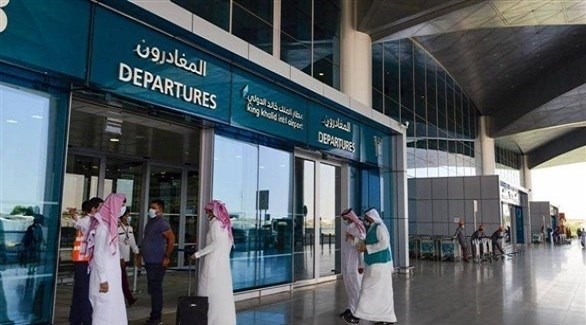 سعوديون أمام مدخل أحد مطارات المملكة (أرشيف)