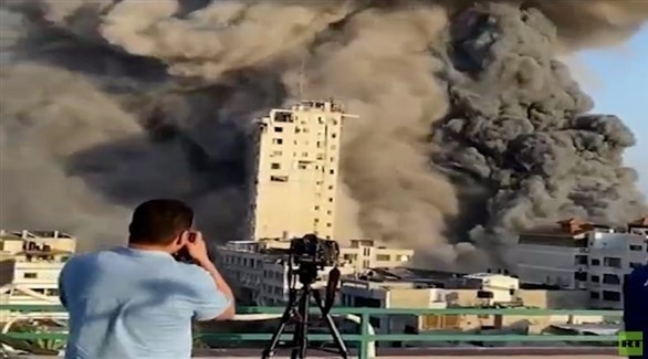 مصور يوثق انفجاراً في غزة بعد غارة إسرائيلية (أرشيف)