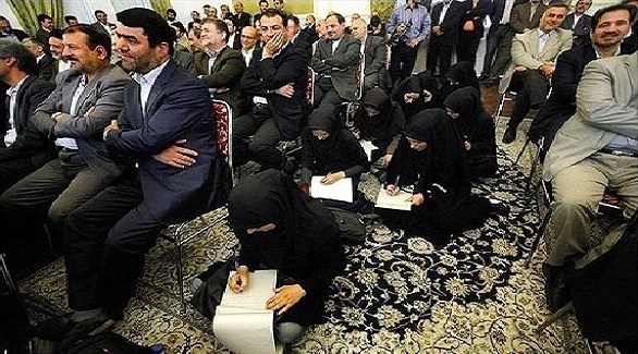 إيرانيات على الأرض تحت أنظار الرجل في مؤتمر صحافي بطهران (تويتر)