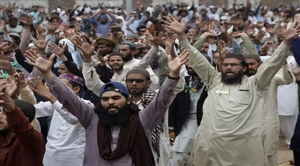 متطرفون من تحريك لبيك باكستان في تظاهرة ضد فرنسا (أرشيف)