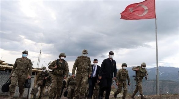 وزير الدفاع التركي خلال تواجده في قاعدة عسكرية شمال العراق 