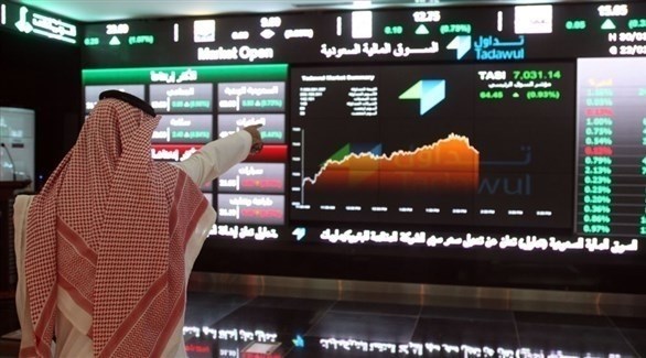 مستثمر أمام لوحة التداول في سوق الأسهم السعودية (أرشيف)
