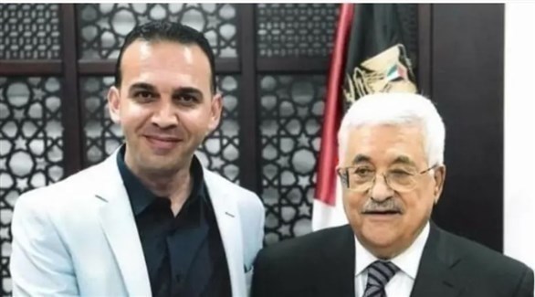 الصحافي حسن النجار رفقة الرئيس الفلسطيني عباس (أرشيف)