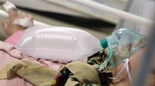 أحد المصابين بفيروس كورونا على سرير مستشفى في إيران (أرشيف / غيتي)