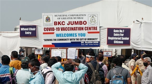 هنود أمام مركز ميداني للتطعيم ضد كورونا في مومباي (أرشيف)