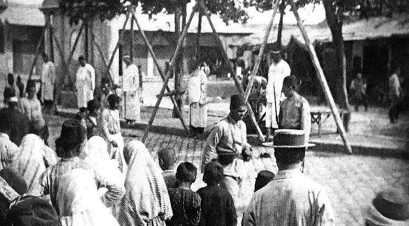 حرس أتراك في ساحة قبل إعدام متمردين أرمن بحضور عائلاتهم (أرشيف)