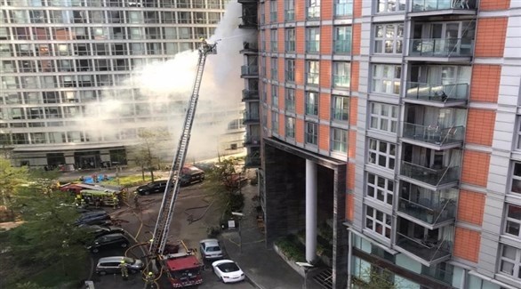 طاقم إطفاء في لندن يحاول السيطرة على حريق البرج (تويتر)
